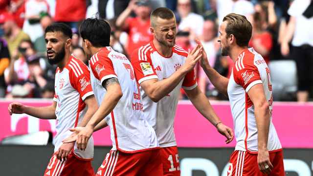 Eric Dier y Harry Kane celebran un gol con el Bayern Múnich