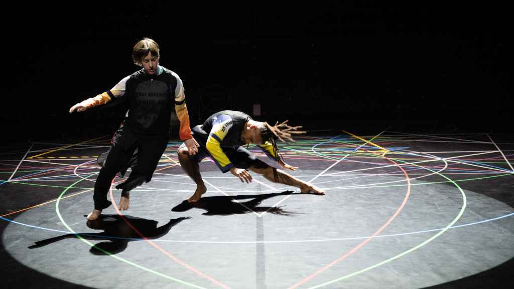 Dos de los bailarines de la compañía Rosas en 'Exit Above'. Foto: Anne Van Aerschot
