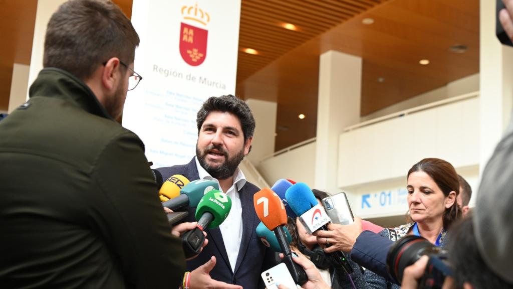 El presidente de la Región de Murcia, Fernando López Miras, este lunes, atendiendo a los medios de comunicación.