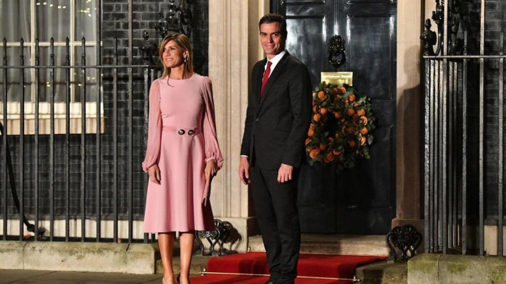 Pedro Sánchez y Begoña Gómez, frente a la residencia presidencial británica en el número 10 de Downing Street