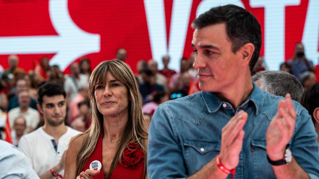 Pedro Sánchez y Begoña Gómez, durante el cierre de campaña electoral en julio de 2023