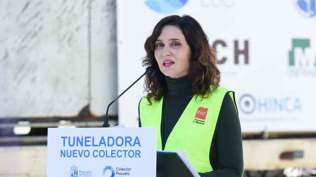 La presidenta de la Comunidad de Madrid, Isabel Díaz Ayuso, interviene durante su visita a las obras del nuevo colector-interceptor proyectado para regular los caudales de cuatro arroyos, a 29 de abril de 2024