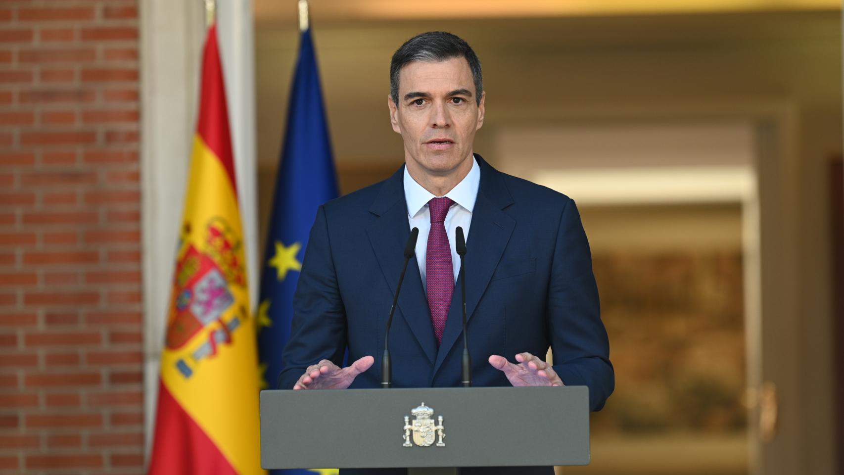 Pedro Sánchez, durante la lectura de su declaración institucional, este lunes.