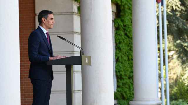 Pedro Sánchez, presidente del Gobierno, comparece en las escalinatas de Moncloa, este lunes 29 de abril.