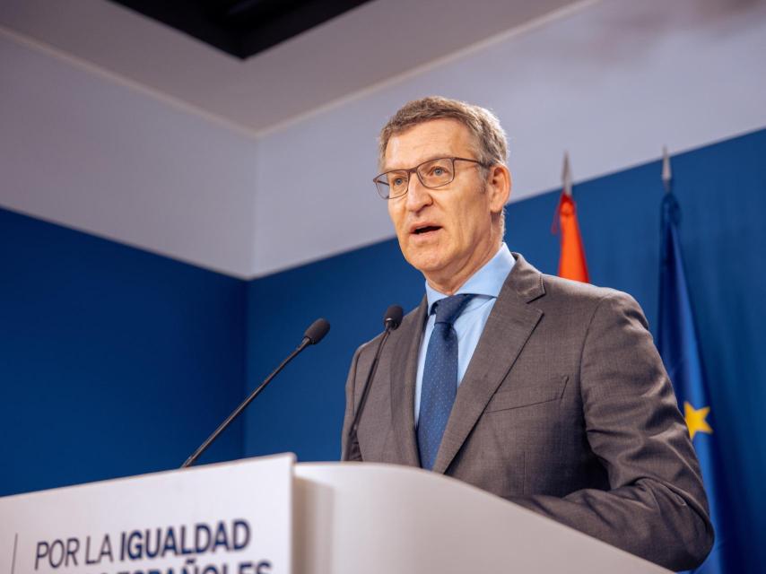 El líder del PP, Alberto Núñez Feijóo, durante su rueda de prensa en la sede del PP.
