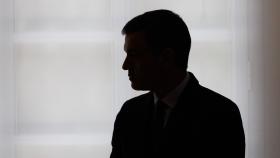 El presidente del Gobierno, Pedro Sánchez, a contraluz en Moncloa.