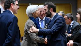 El ministro de Economía, Carlos Cuerpo, saluda a la presidenta del BCE, Christine Lagarde, durante una reunión del Eurogrupo