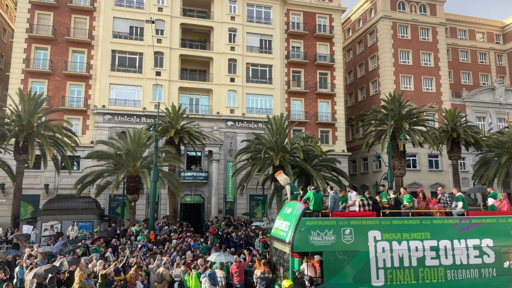 El autobús del Unicaja en la plaza de la Marina.