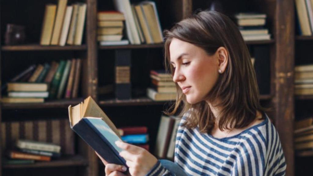 Sus historias son viajes dentro de una librería.