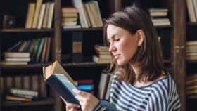 Sus historias son viajes dentro de una librería.