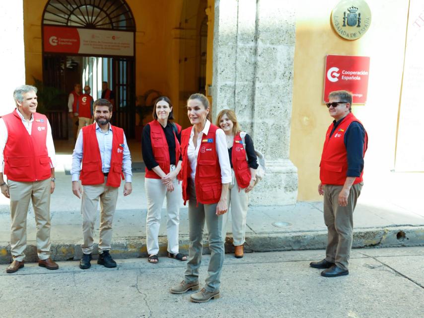 La Reina visita a los cooperantes españoles para conocer de cerca sus proyectos.