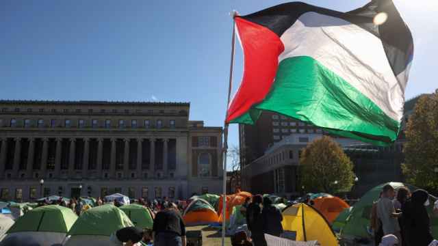 Una bandera palestina ondea en una marcha en el campus de la Universidad de Columbia, este lunes.