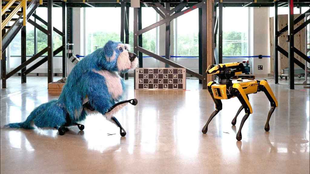 Los dos perros robot Spot, con uno de ellos equipado con un disfraz.