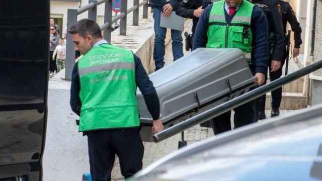 Los servicios funerarios trasladan el cuerpo del menor de 6 años fallecido en Jaén.