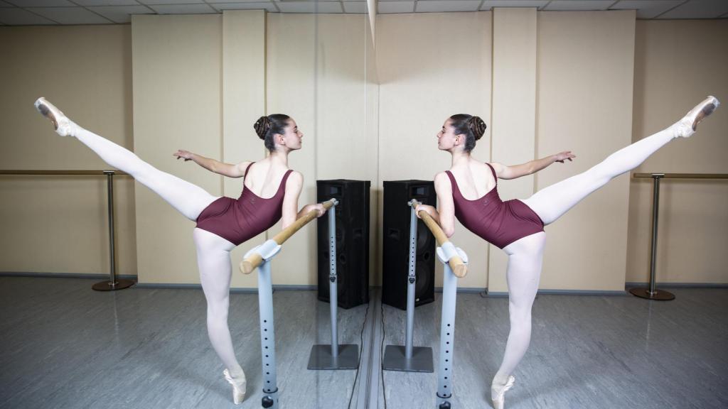 El espejo como herramienta para analizar la elasticidad, flexibilidad y postura.