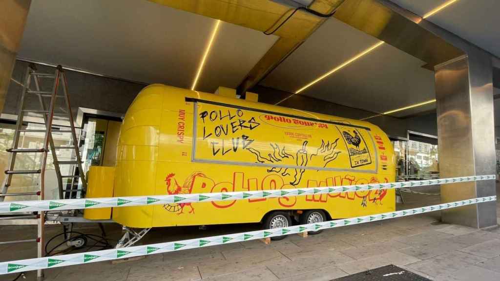 ‘Food Truck’ de Pollos Muñoz delante de El Corte Inglés de Gran Vía, en Vigo.