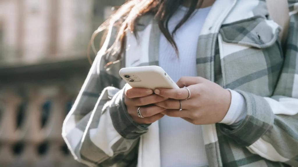 Una persona utilizando un teléfono móvil.