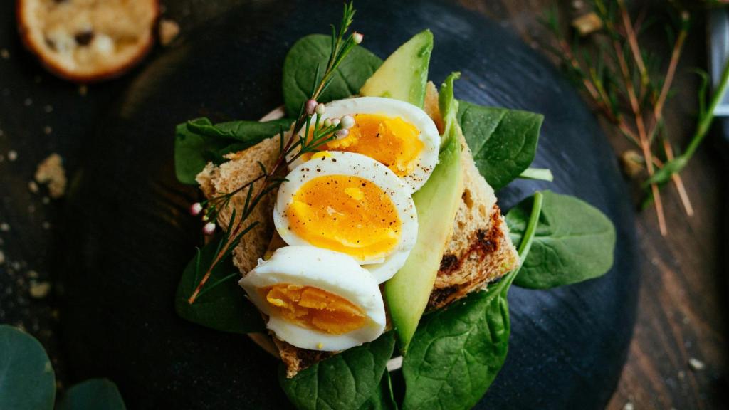 Tosta con huevos cocidos.