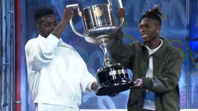 Iñaki y Nico Williams levantan el trofeo de la Copa del Rey en 'La Resistencia'