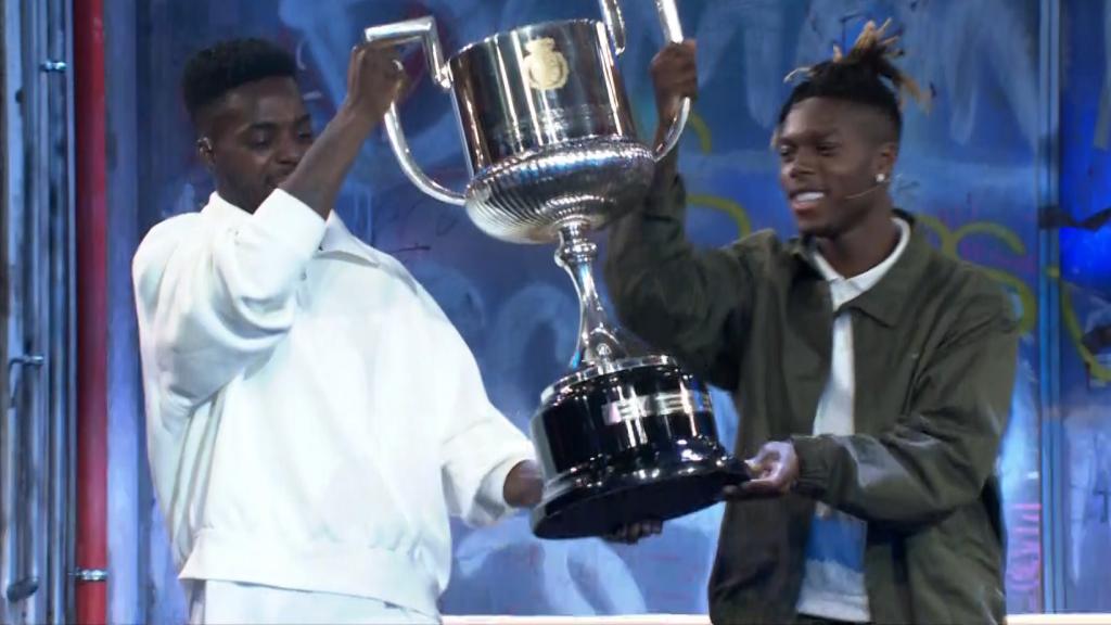 Iñaki y Nico Williams levantan el trofeo de la Copa del Rey en 'La Resistencia'