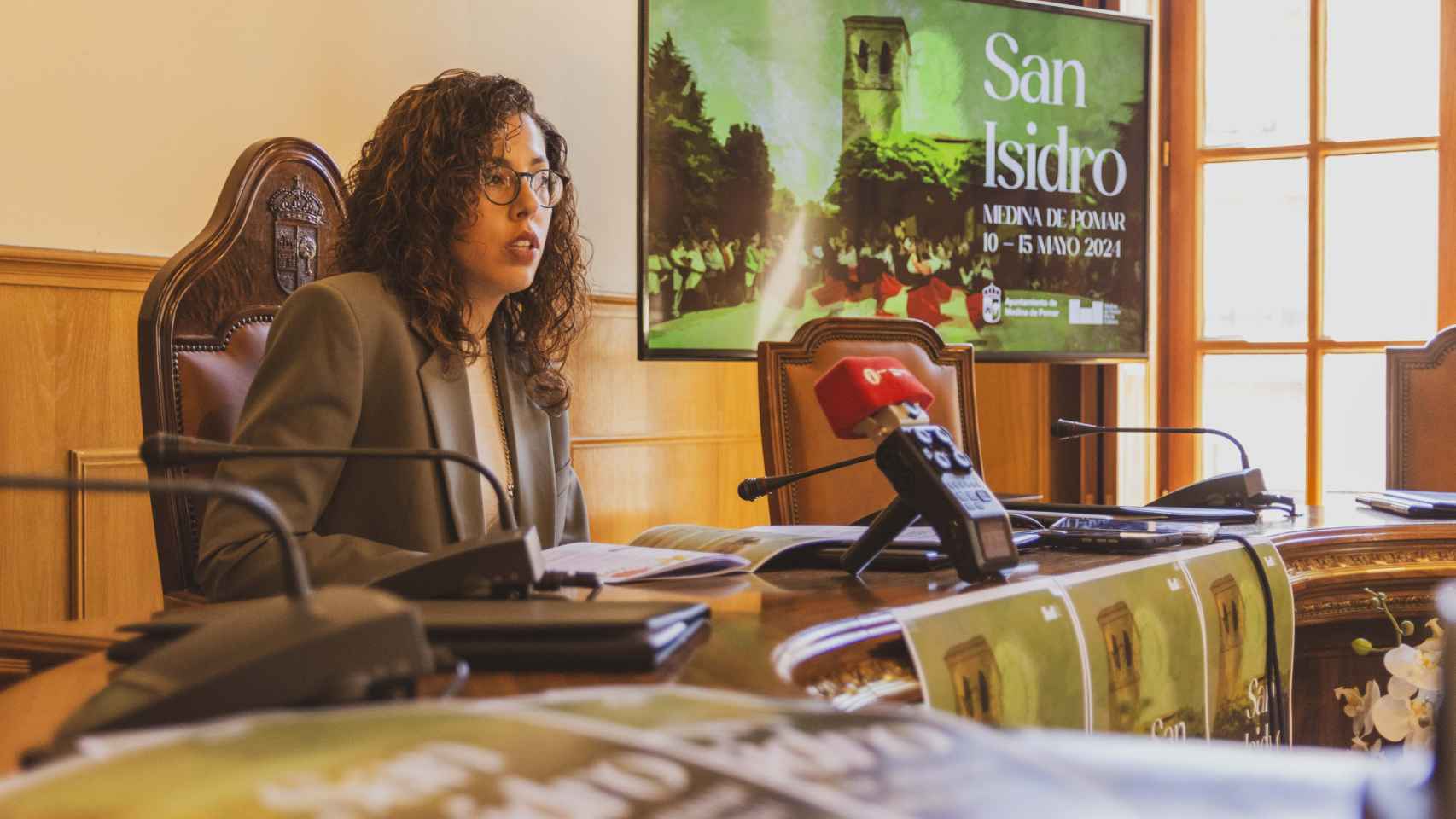 La concejala de cultura y turismo de Medina de Pomar, Nerea Angulo, presenta la programación de San Isidro 2024