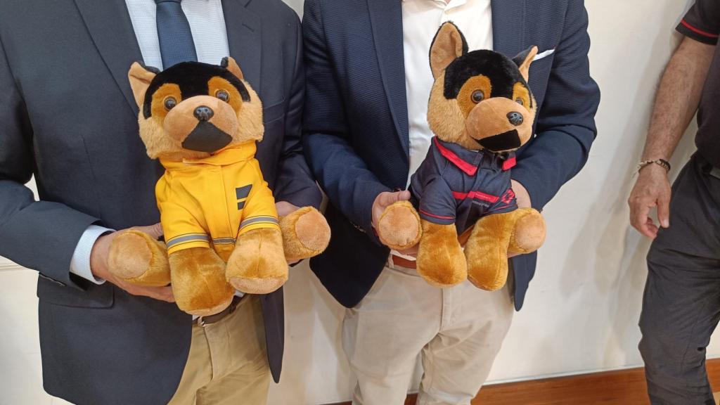 Los peluches con sus dos uniformes.