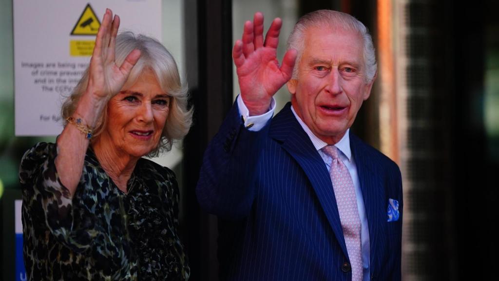 Carlos III de Inglaterra junto a su mujer, Camila, saludando a la prensa, este martes, 30 de abril.