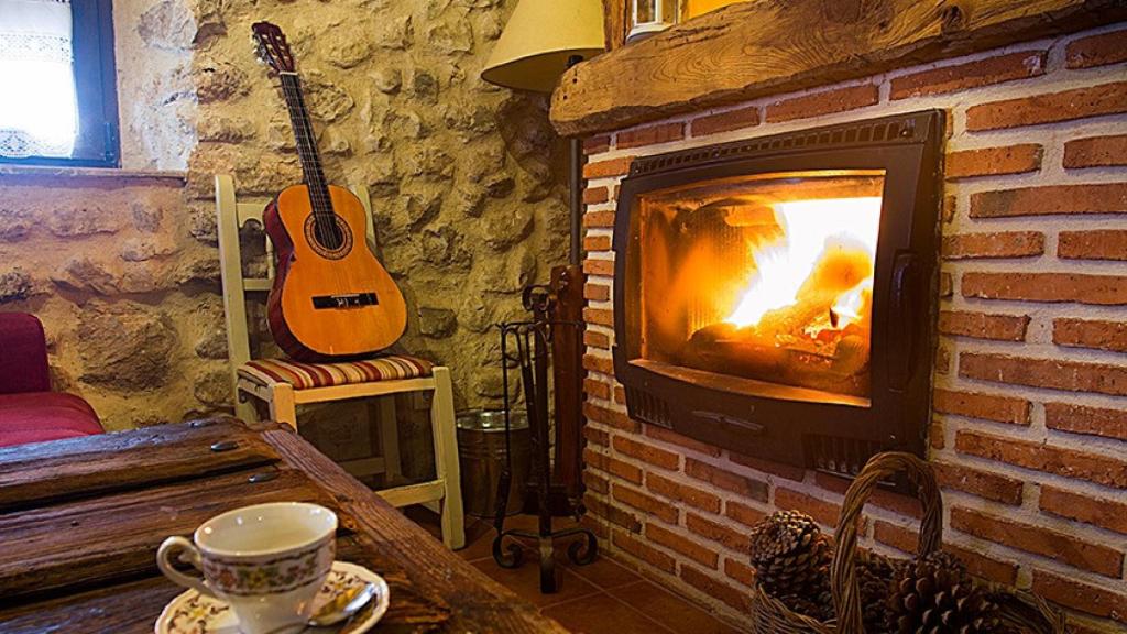 Una de las casas rurales que tiene el matrimonio. En la imagen, la zona de la chimenea para disfrutar en invierno del calor