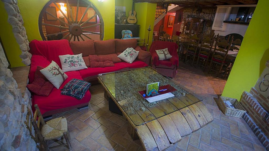 El sofá y la zona comedor para pasar un día completo en este increíble en la casa rural