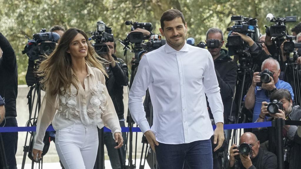 Iker Casillas y su exmujer, Sara Carbonero, en una imagen tomada en mayo de 2019, saliendo del hospital días después de sufrir un infarto.