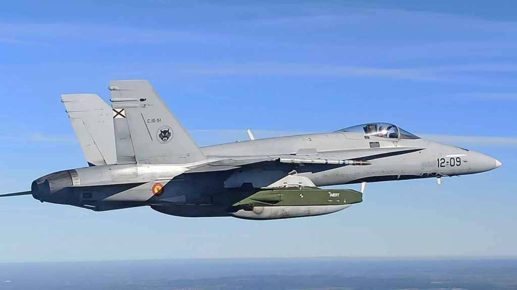 Caza F-18 durante las pruebas de certificación del Taurus, pintado de verde
