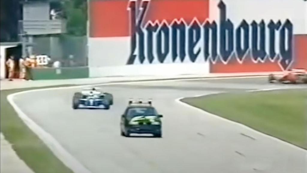 Senna y Schumacher ruedan detrás del coche de seguridad en el GP de San Marino F1 1994