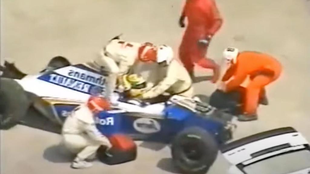 Los comisarios atienden a Ayrton Senna tras el accidente