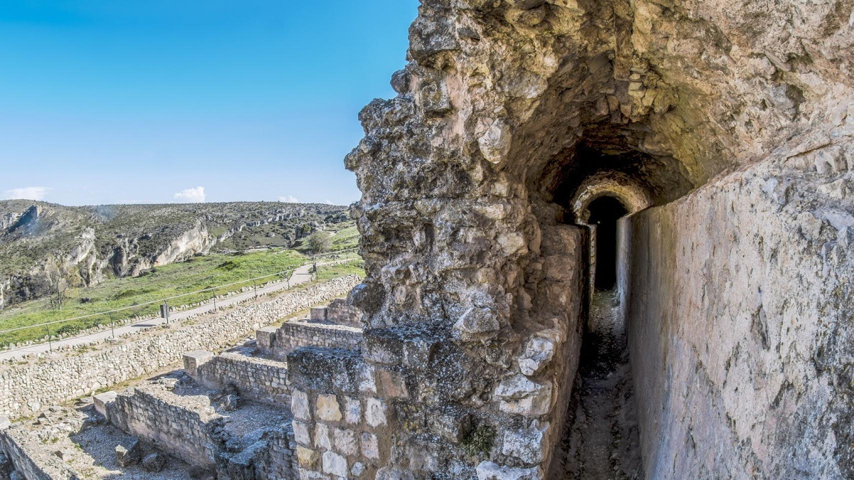 Así es la impresionante ciudad romana de Castilla-La Mancha que tiene casas  colgadas y un acantilado