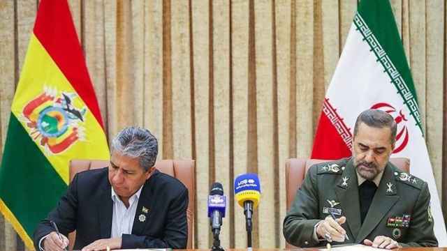 El ministro de Defensa de Irán, Mohamad Reza Qarai Ashtiani, y su homólogo en Bolivia, Edmundo Novillo, firman un pacto de cooperación mutua.