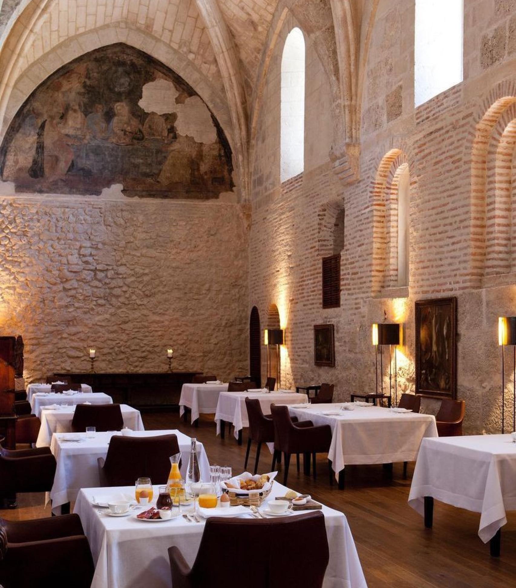 El impresionante comedor con paredes y bóvedas de piedra