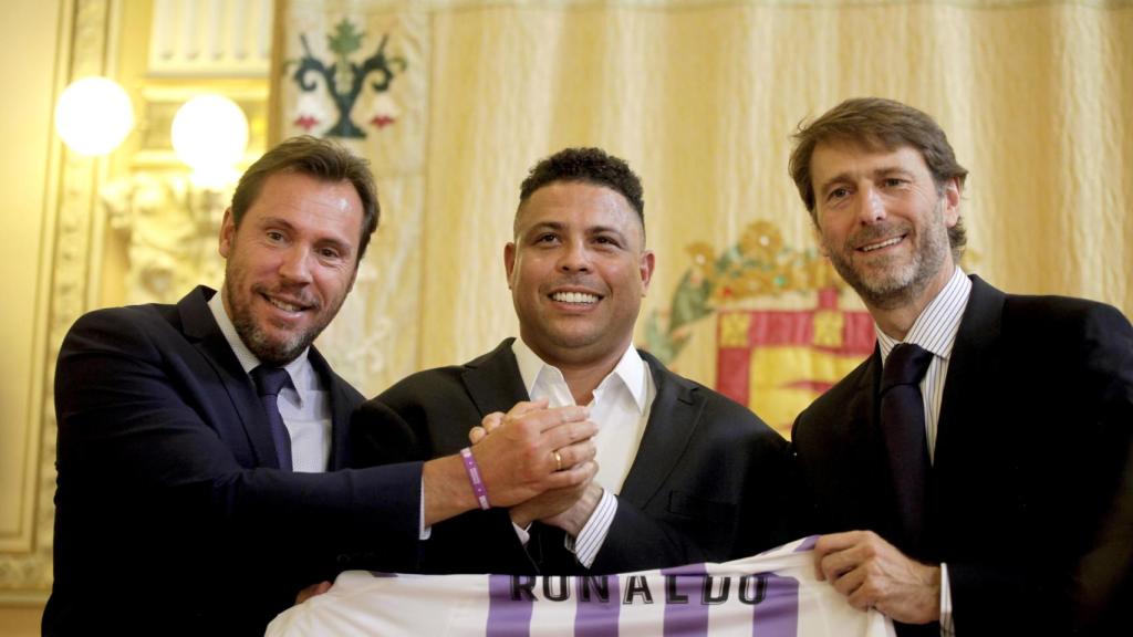 Ronaldo, en el centro, junto a Óscar Puente, a la izquierda y alcalde de Valladolid por aquel entonces, y Carlos Suárez, a la derecha y anterior máximo accionista del Pucela, el día que se presentó la compra por parte del astro brasileño