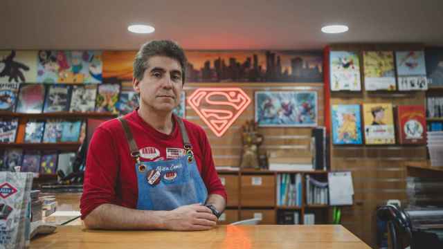 Jesús Marugán, fundador de la librería, posa en el mostrador donde atiende para vender cómics.