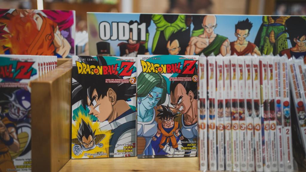 Tomos de Dragon Ball en formato Anime Comic a la venta en la librería.