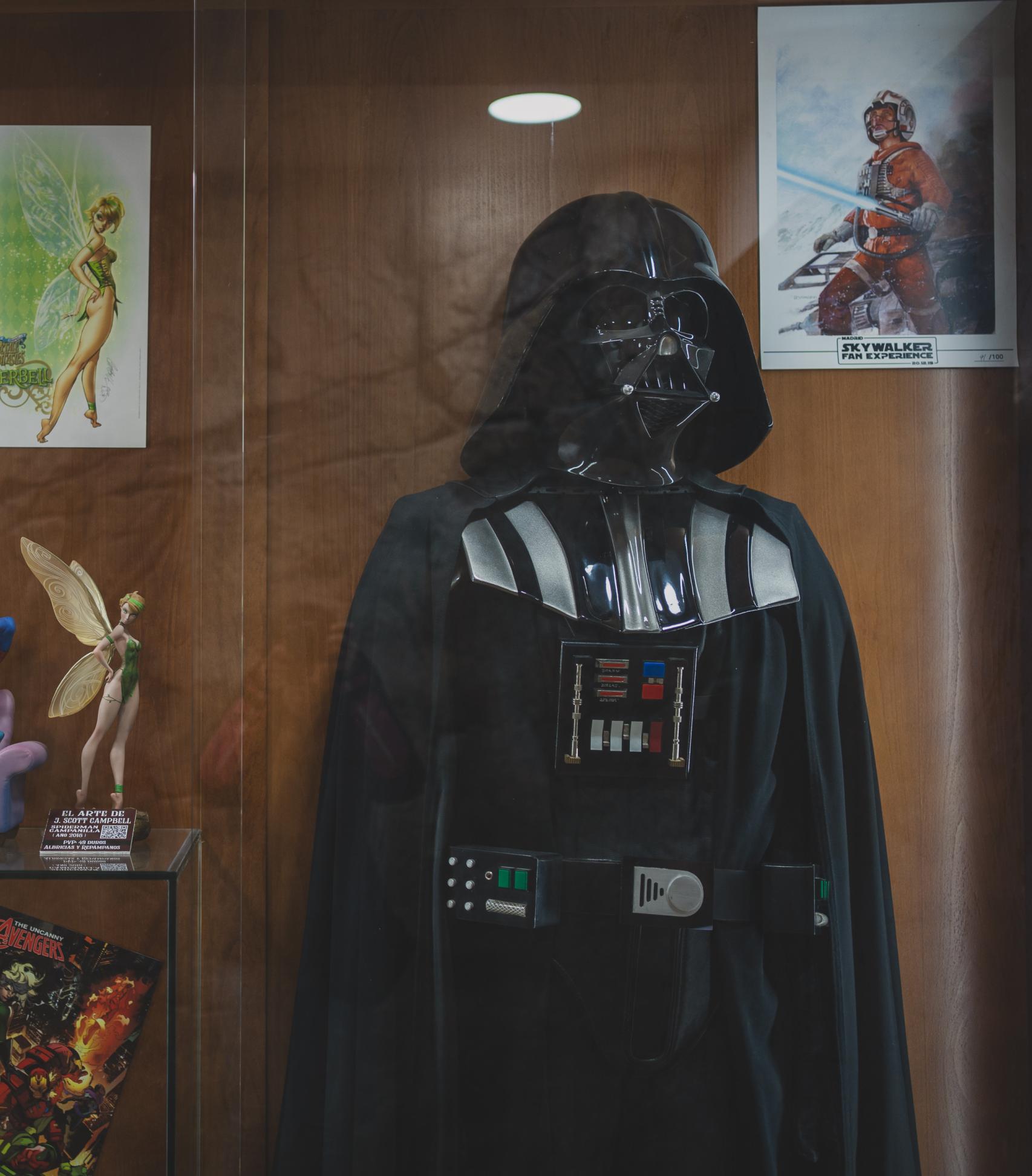 Una figura de Darth Vader con otras piezas de colección.
