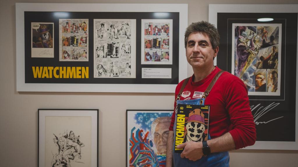 Jesús Marugán posa con el original de Watchmen de su museo.