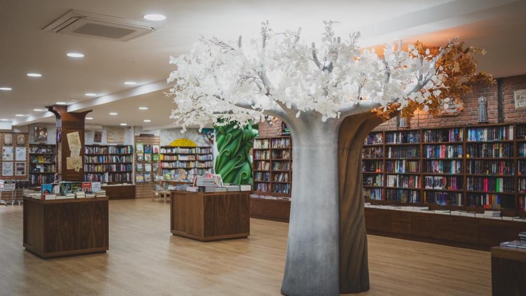 La planta de arriba de la librería, con árboles de obras de ficción adornando la estancia.