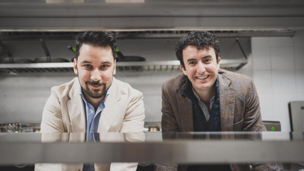 Joaquín Serrano y Jorge Velasco en la cocina de su recién inaugurada taberna Varro.