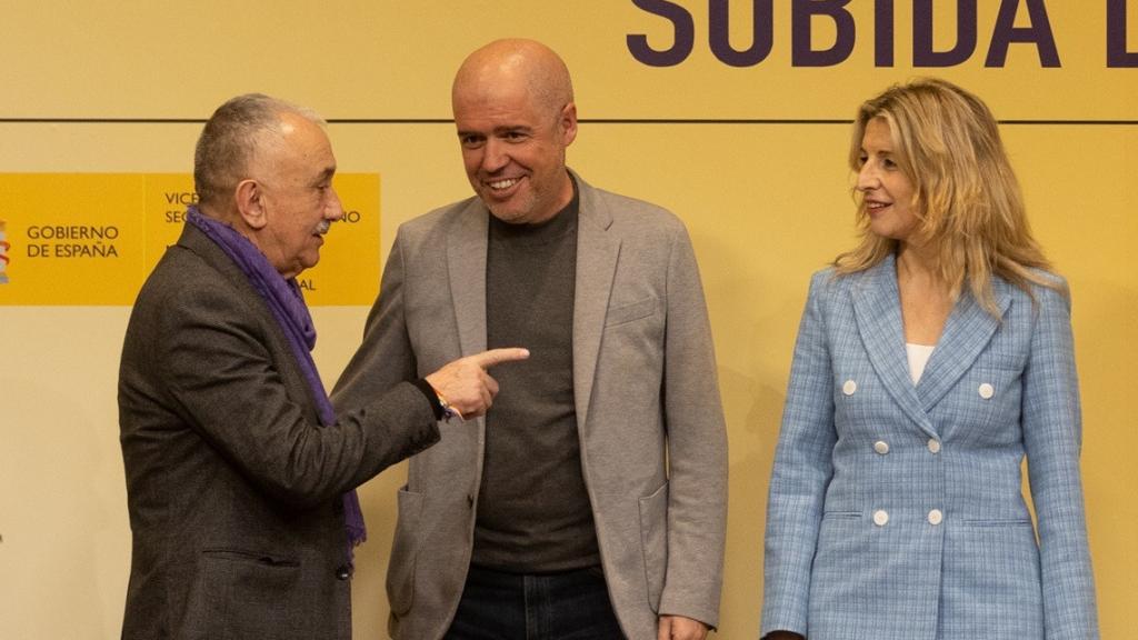 La vicepresidenta segunda del Gobierno y ministra de Trabajo y Economía Social, Yolanda Díaz (d), junto a los secretarios generales de CCOO, Unai Sordo (c), y de UGT, Pepe Álvarez (i), en una imagen de archivo.