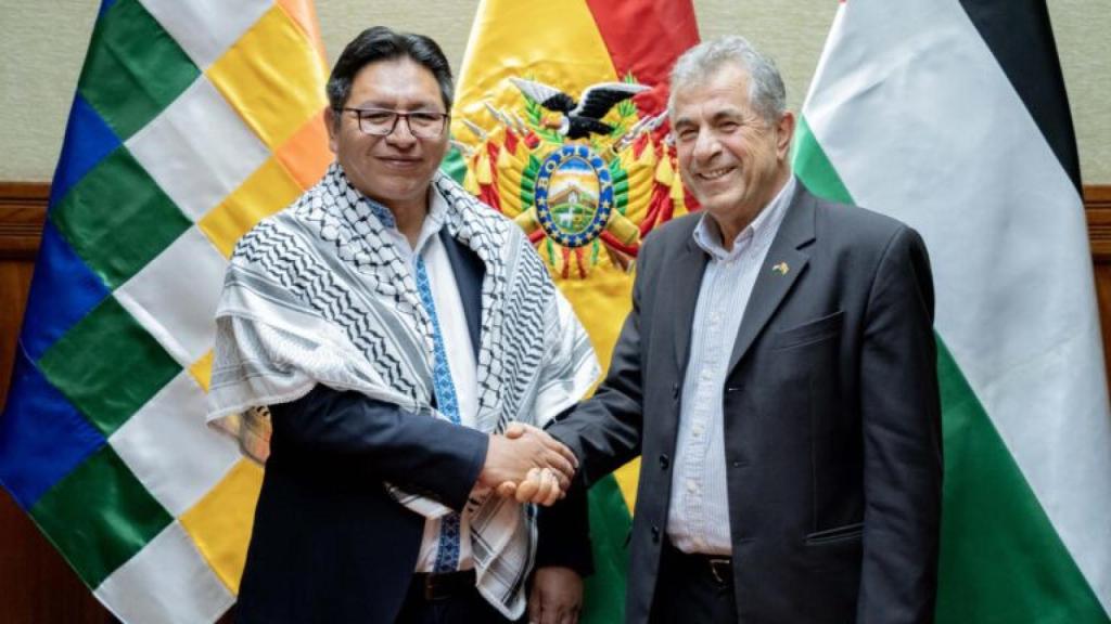 El viceministro de Relaciones Exteriores de Bolivia, Fredy Mamani Machaca, junto al embajador de Palestina en Bolivia, Mahmoud El Alwani.