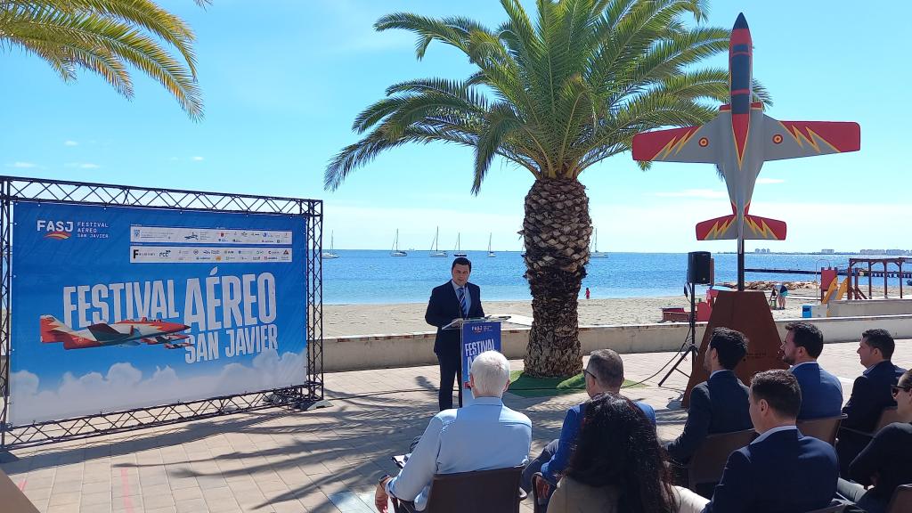 El alcalde de San Javier, José Miguel Luengo, durante la presentación de la programación del Festival Aéreo de San Javier.