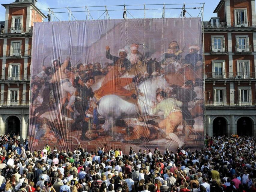 La carga de los mamelucos, de Goya, en una lona en la Plaza del Sol de Madrid.