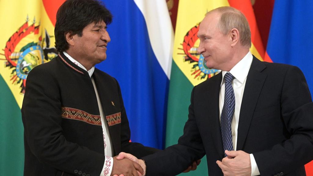 El expresidente de Bolivia, Evo Morales, con el presidente de Rusia, Vladimir Putin.