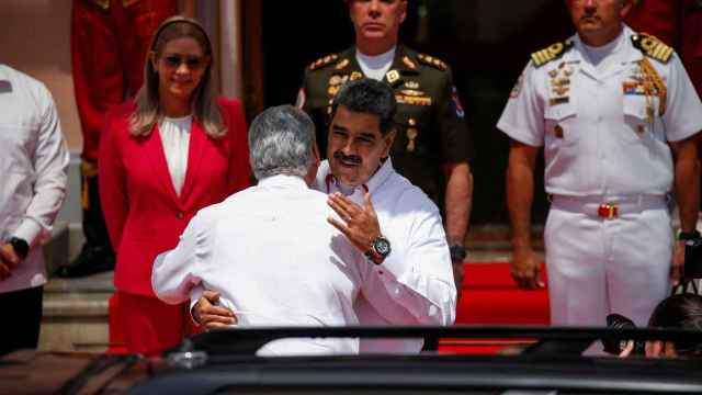 Nicolás Maduro da la bienvenida al presidente de Cuba en la inauguración de la cumbre del Alba.