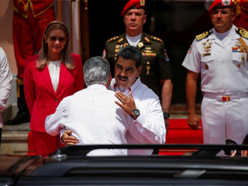 Nicolás Maduro da la bienvenida al presidente de Cuba en la inauguración de la cumbre del Alba.